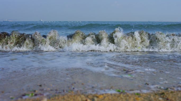 冲上沙滩的海浪