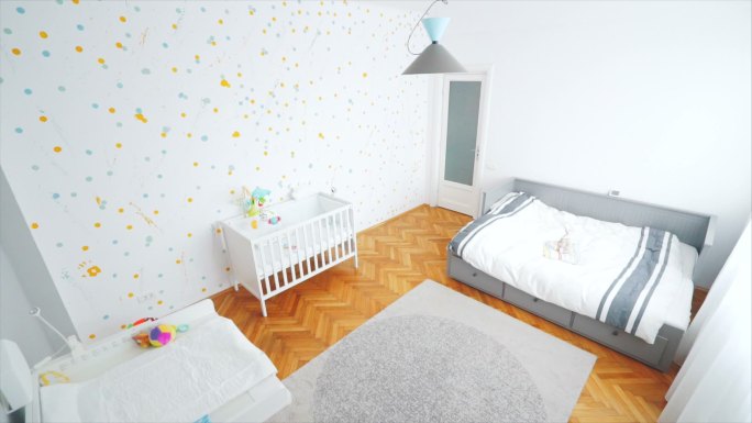 婴儿房间参观。床装饰物婴儿