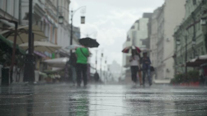 城市街道上的雨天实拍