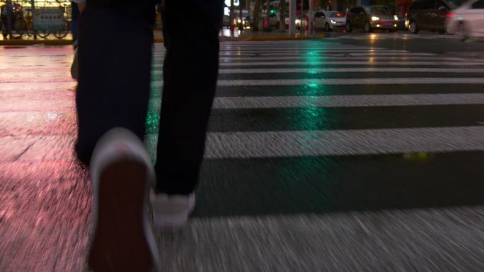 道路上行走的行人背影人行道夜景