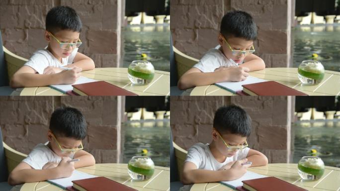 男孩在桌子上做作业