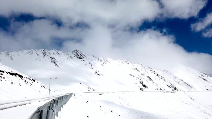 川西高原夹金山雪山雪景蓝天白云延时