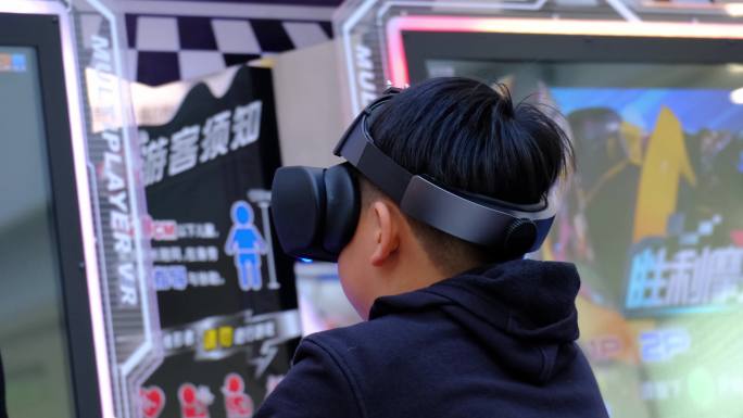 多个青少年体验VR游戏镜头