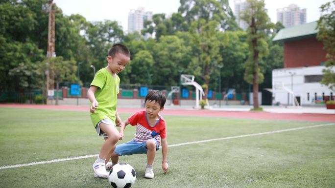 踢足球的男孩农村草坪绿茵场中国足球