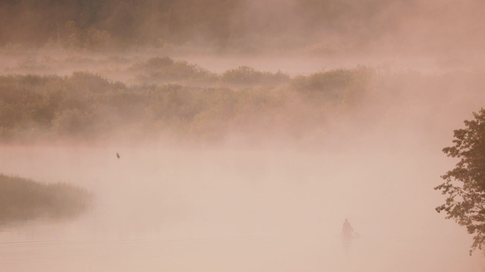 烟雾袅绕的湖面云雾云雾缭绕山水扁舟