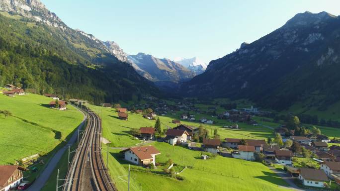 令人惊叹的铁路鸟瞰瑞士阿尔卑斯山麓