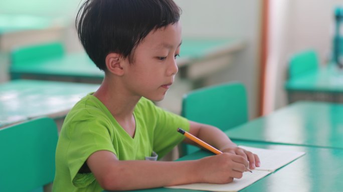 这个小男孩在上课幼儿园小孩子写作业