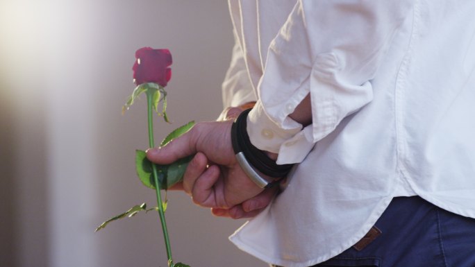 男人拿着玫瑰花花店视频素材男性送礼