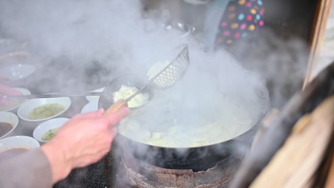市井生活传统面食店煮抄手