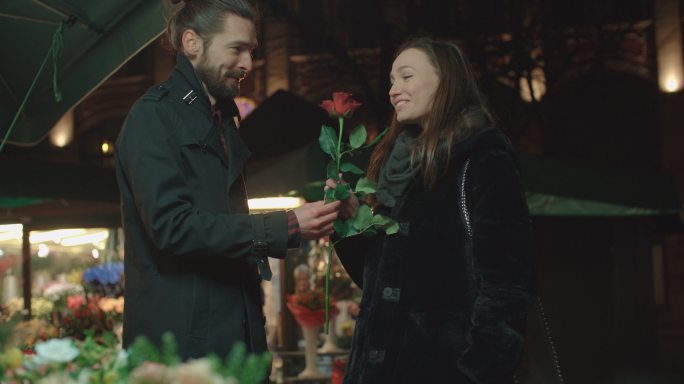 男人给女朋友送花礼物送礼甜蜜情绪视频素材