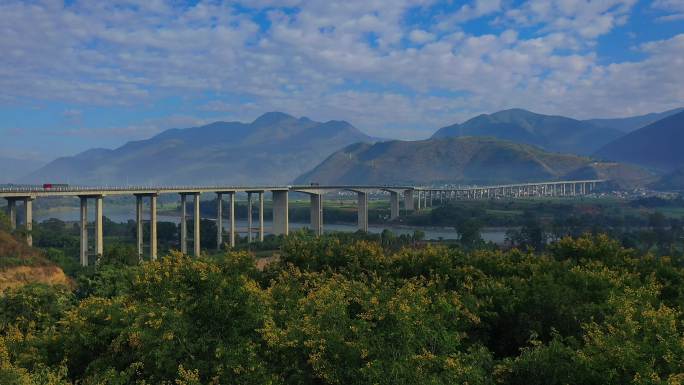 美丽富饶的潞江坝大桥