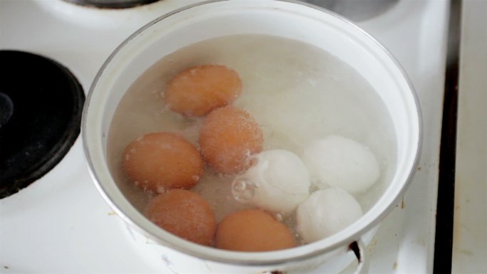 鸡蛋在煮沸的水在平底锅