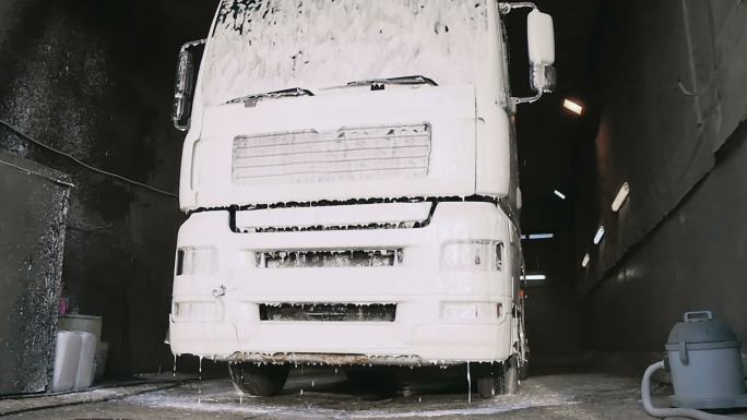 肥皂泡沫从卡车表面流下来