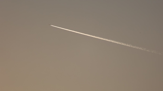 雾霾的天空飞机拉线划过