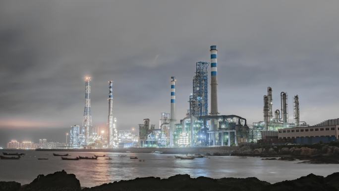 海边化工厂夜景石油液化气厂