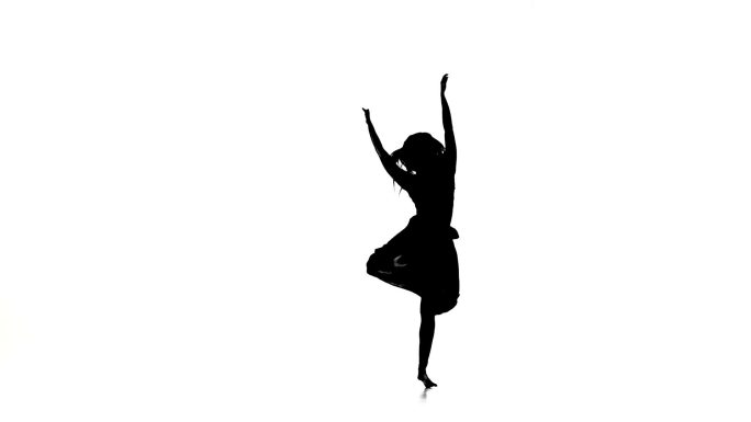 一位才华横溢的年轻女舞者在白色的背景下