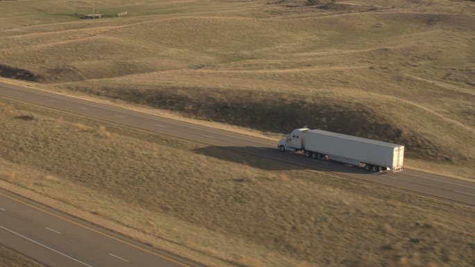 货运集装箱行驶在空旷的高速公路上