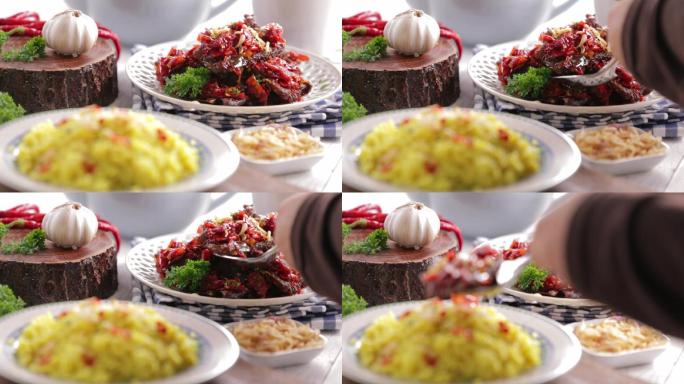麻辣牛肉放在藏红花和姜黄米饭上