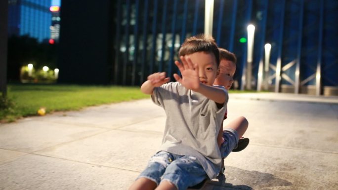 玩滑板的小男孩夜景视频素材青春笑脸都市