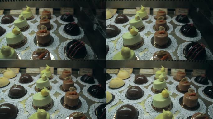 在橱窗展示食堂展示美味的甜点糕点