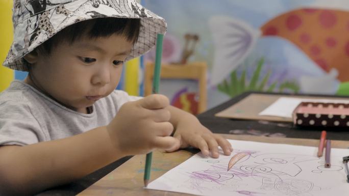 男孩在桌子上画画青少年儿童乱涂乱画启蒙阶