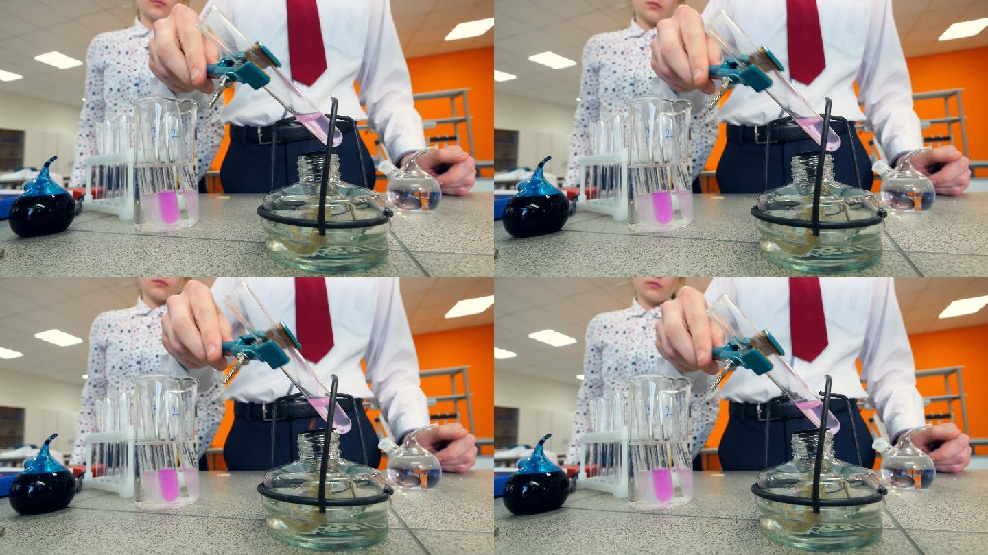 小学生在科学教室里加热试管做化学实验