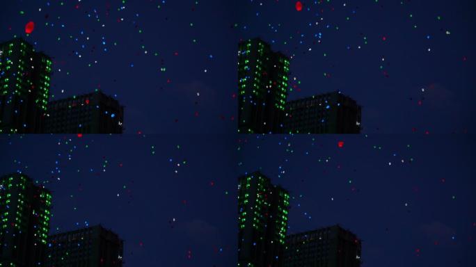 在夜晚天空中飞行的彩色氦气发光的气球