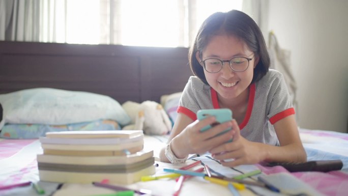 亚洲女孩使用智能手机