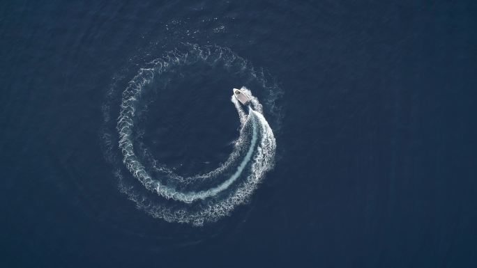 海面鸟瞰图俯拍旋转船只