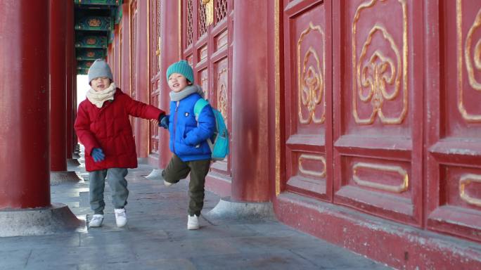 儿童游客参观故宫冬装调皮童年