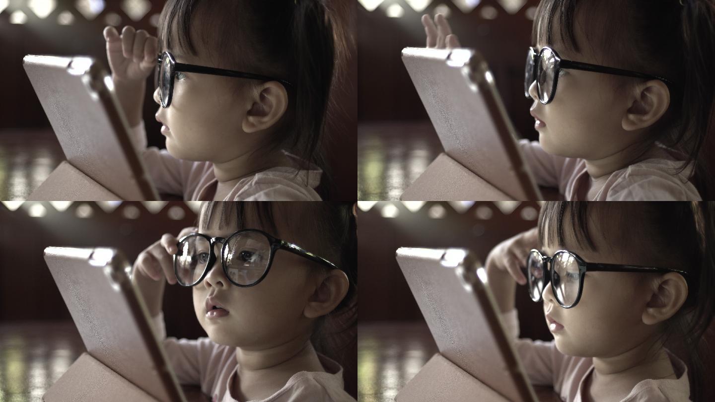 女孩在看数字平板电脑