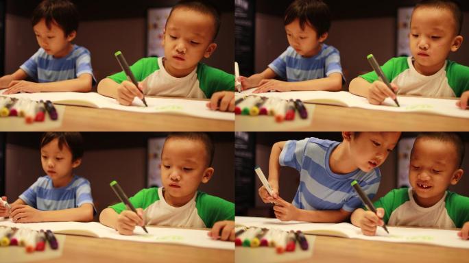 两个小男孩在画画