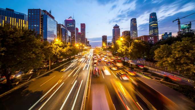 北京繁忙的高速公路交通从白天到晚上