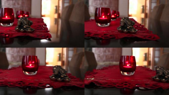 玻璃桌上放着三支红色玻璃蜡烛。
