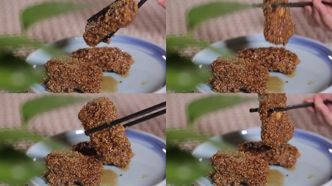 筷子夹起一块小米排骨粉蒸排骨 (7)