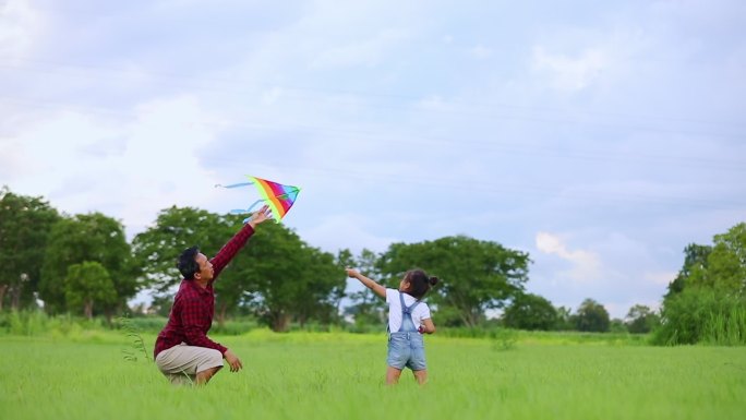 小女孩和父亲一起放风筝