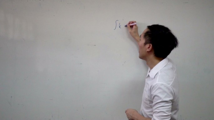 年轻英俊的亚洲数学老师正在白板上写字