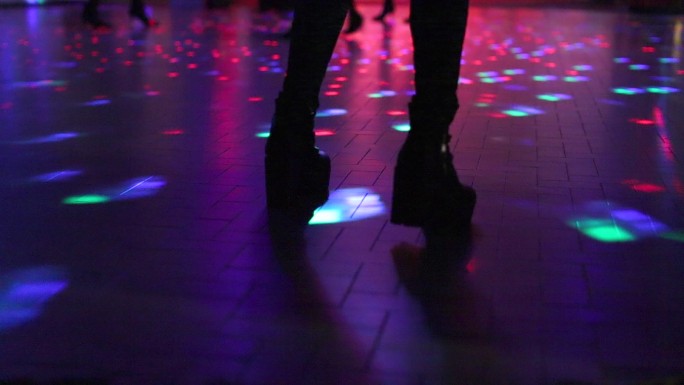 女人穿着靴子跳舞