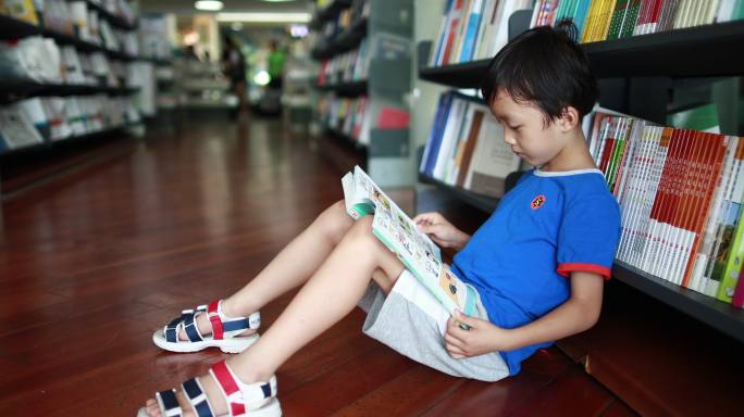 孩子在图书馆看书