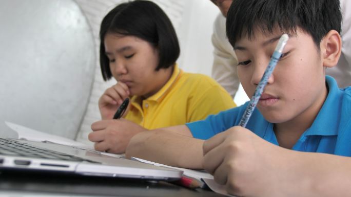 辅导学生在课堂上使用笔记本电脑学习
