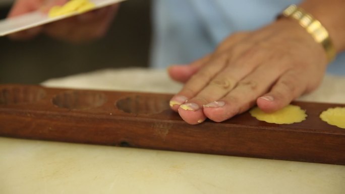 传统模具制作老北京豌豆黄绿豆糕 (4)