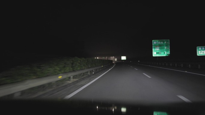 夜晚汽车在高速路上行驶