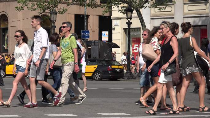拥挤街道上的行人国外外国过马路人行道脚步