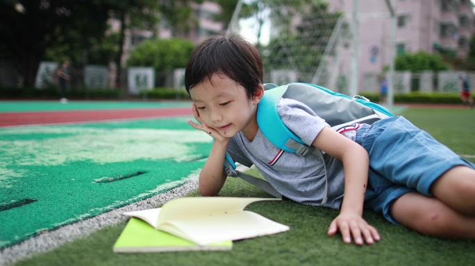 小男孩在学校读书TVC宝宝天使笑容温馨幸