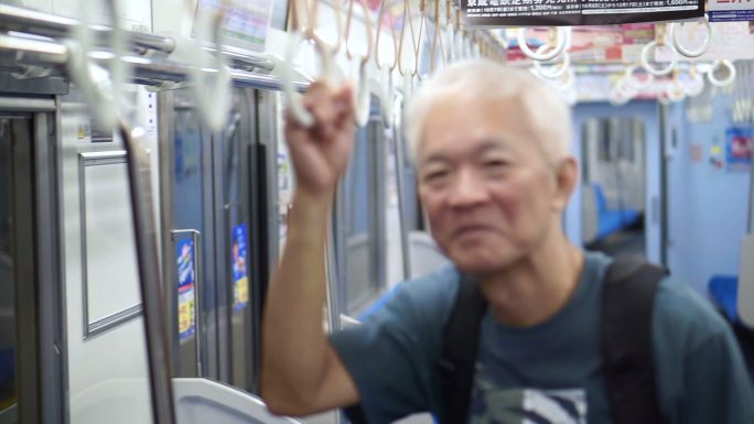 亚洲老年人利用公共交通工具