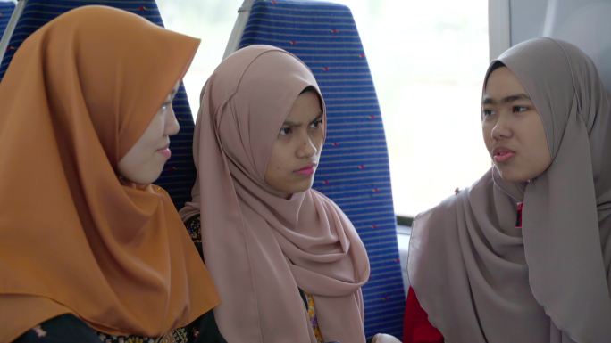 马来西亚地铁上的乘客