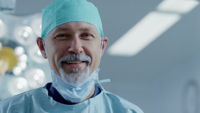 专业外科医生摘下外科口罩的肖像。