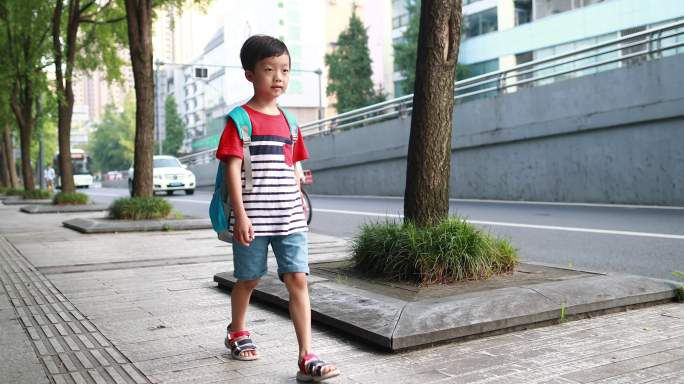 小男孩走路快乐开心视频素材小路