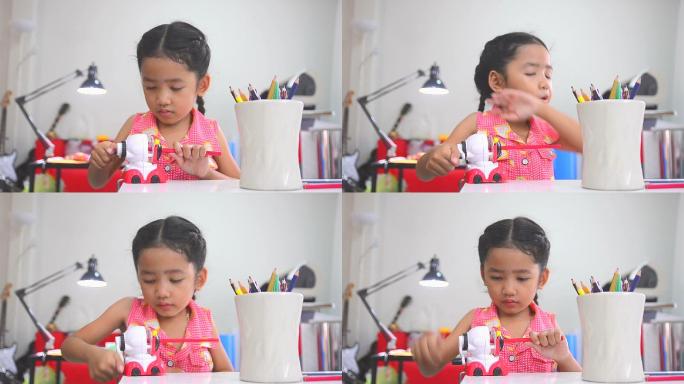 小女孩用彩色卷笔刀