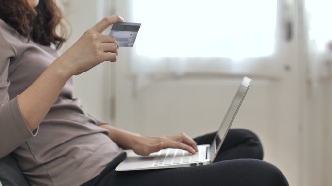 在家里用信用卡关闭网上购物